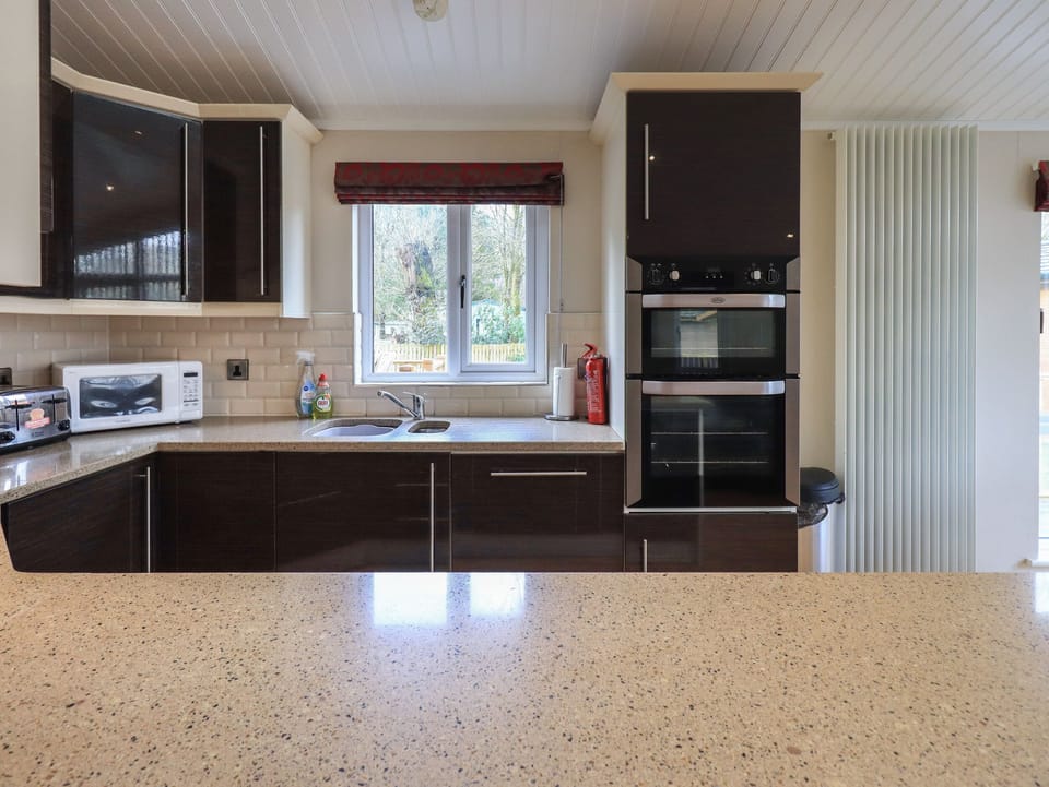 Cottage | Private kitchen | Fridge, dishwasher, cookware/dishes/utensils