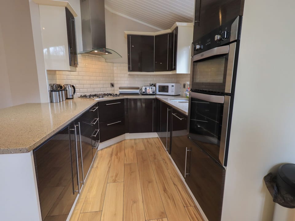 Cottage | Private kitchen | Fridge, dishwasher, cookware/dishes/utensils