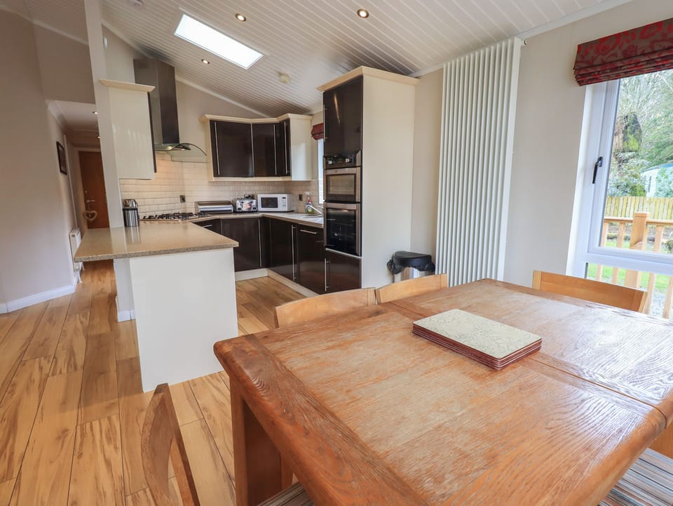Cottage | Dining