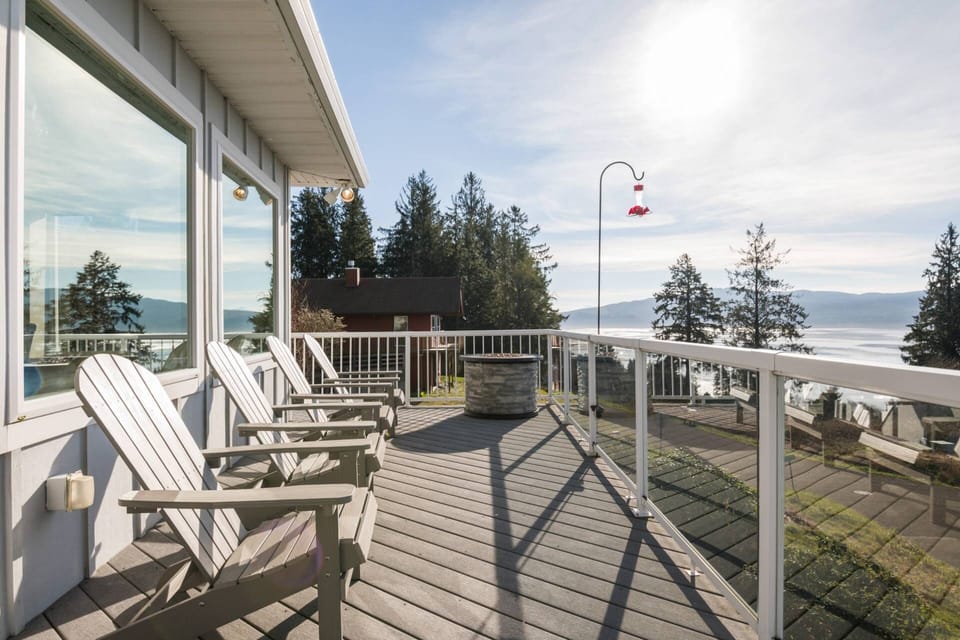 The views of the bay at Bay View Villa can't be beat. Hence the name! Take a seat on the deck and watch one of the best sunsets in Oregon.