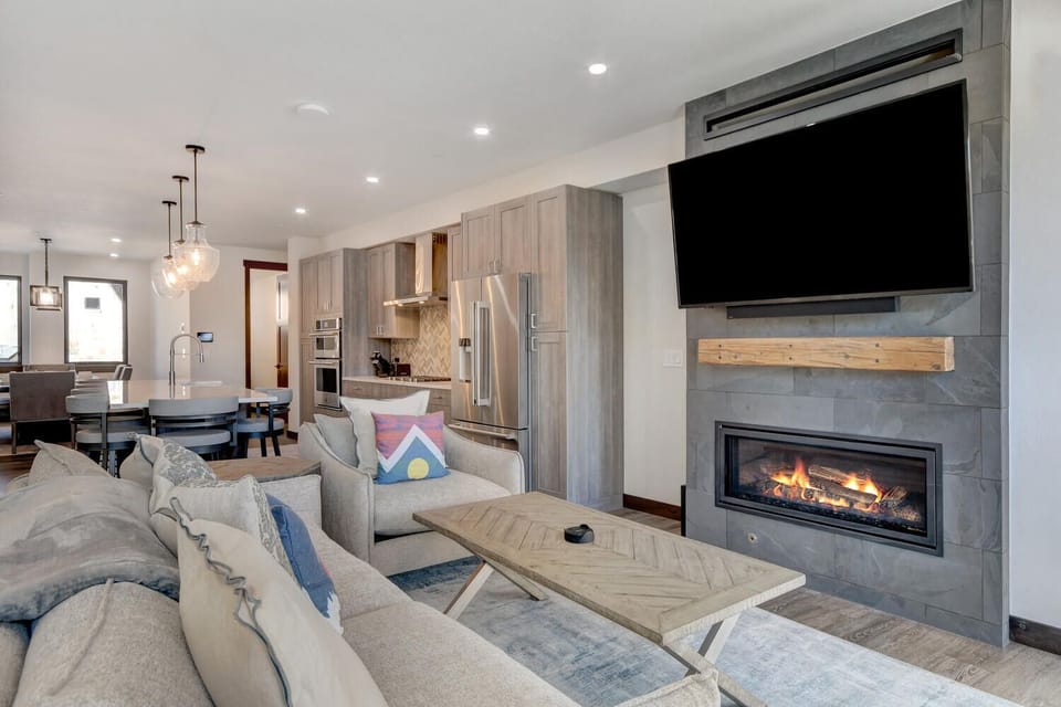 HD TV and Gas Fireplace