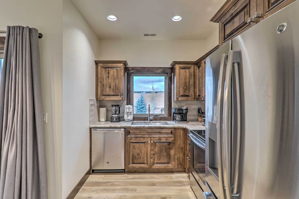 Kitchen | Dishware/Flatware