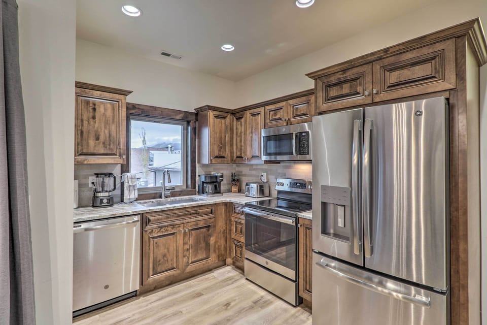 Kitchen | Fully Equipped w/ Cooking Basics