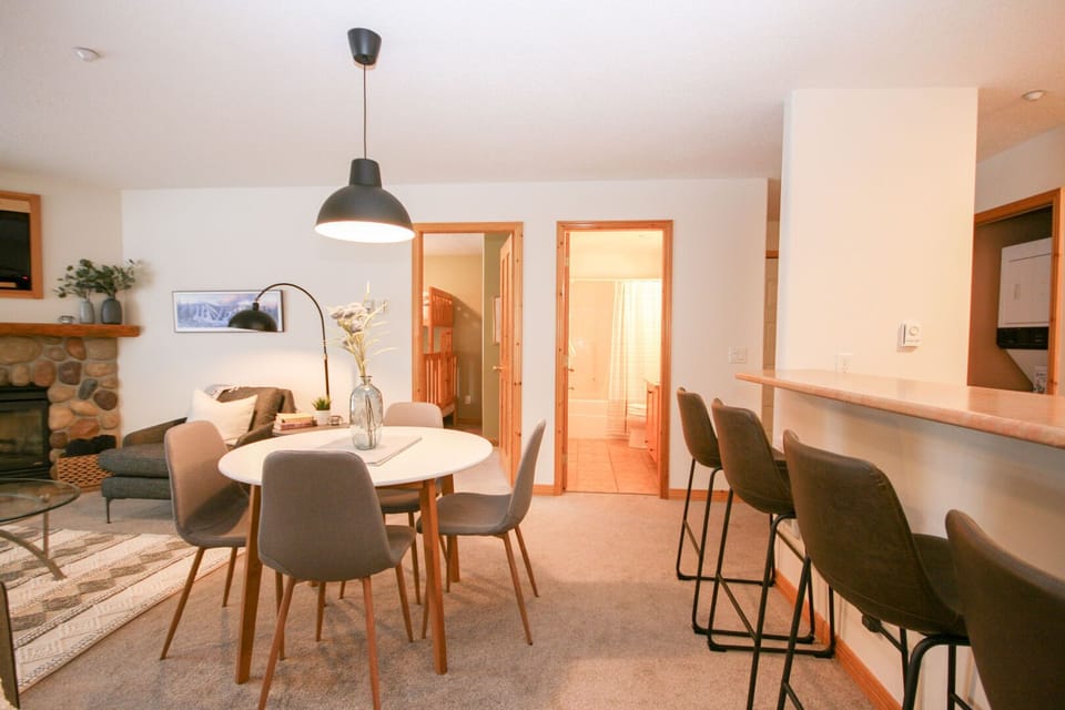 Open Plan Living Area w/ Dining for 4