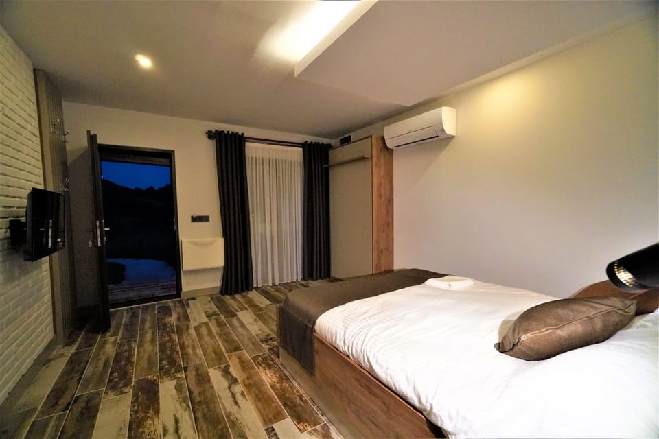 Deluxe Double Room | Minibar, individually furnished, desk, bed sheets