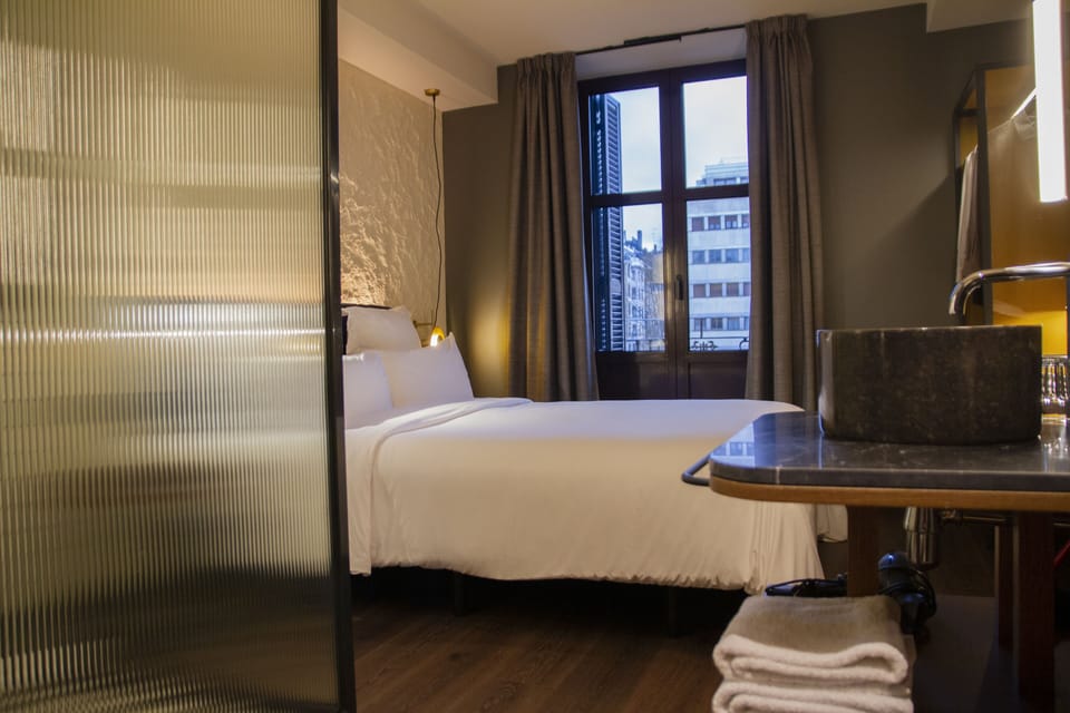 Standard Room, 1 Queen Bed, Balcony | Premium bedding, down comforters, desk, laptop workspace