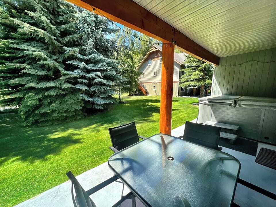 Private BBQ deck with outside table and chairs.  You'll love this peaceful space!