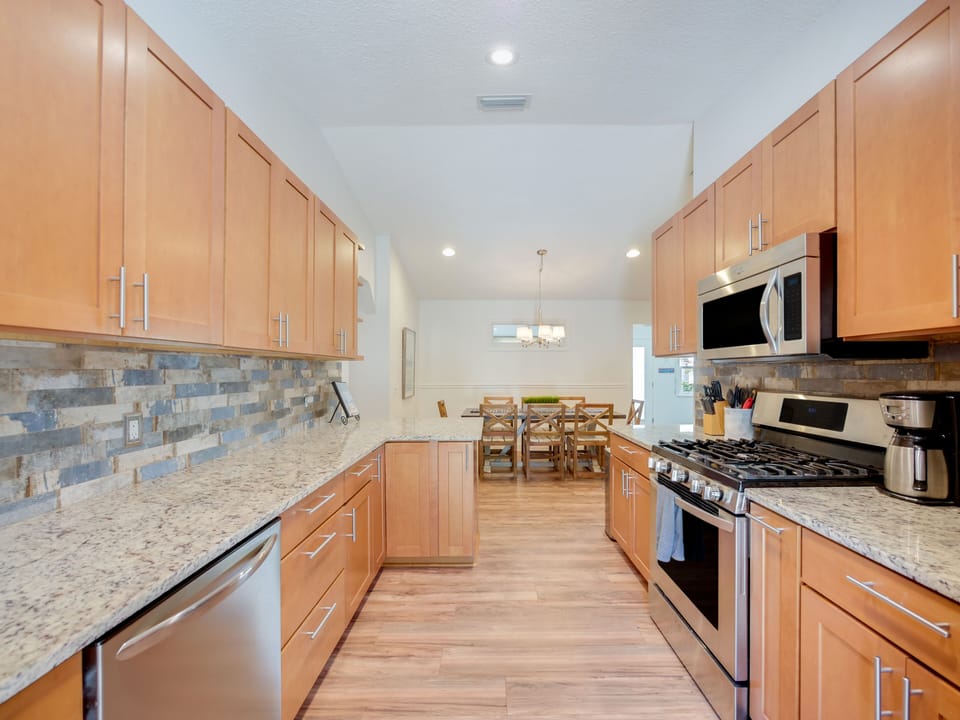 House 1 - Fully Stocked Kitchen w/Peninsula for seating