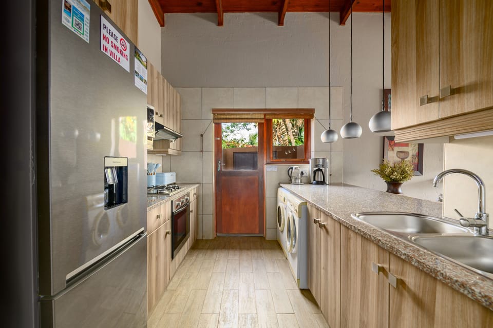 Superior Villa | Private kitchen | Fridge, microwave, toaster, cookware/dishes/utensils