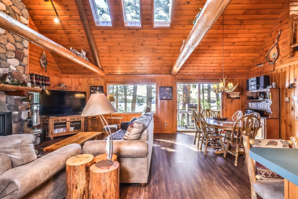 Open concept kitchen/dining area