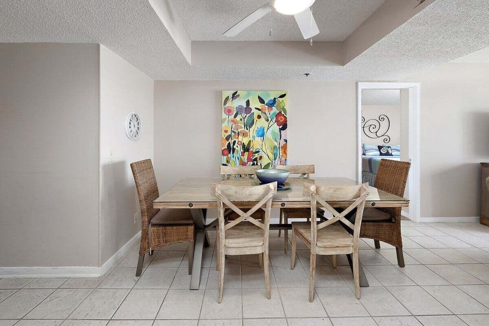 Beach Club 329 - Dining Space