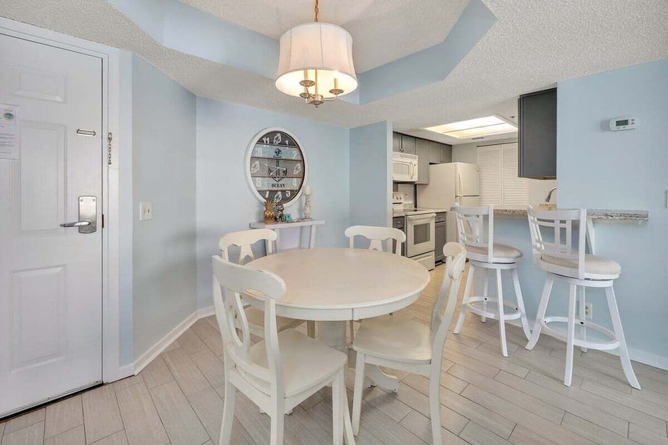 Beach Club 235 - Dining Space