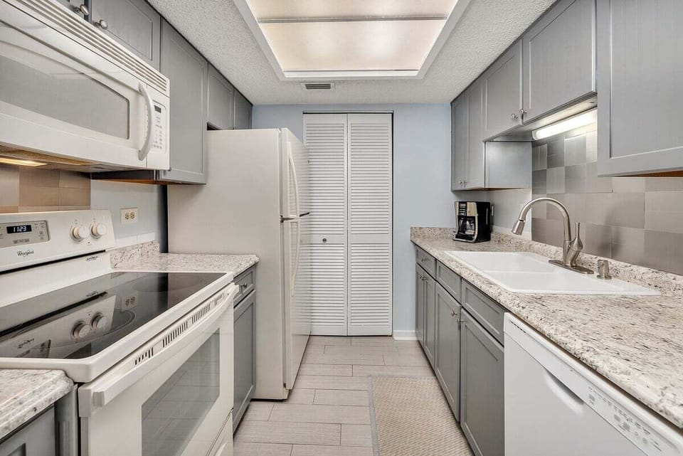 Beach Club 235 - Gally Style Kitchen