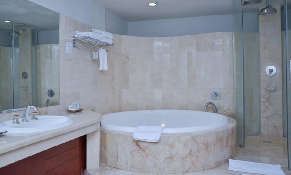 Suite (Homann) | Bathroom | Free toiletries, hair dryer, slippers, towels