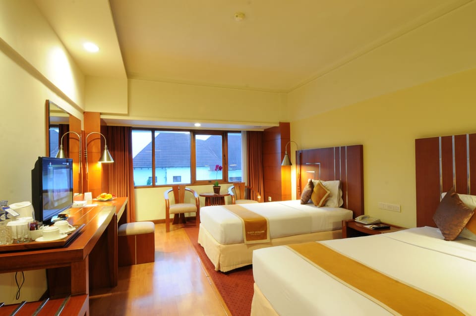 Deluxe Twin Room | In-room safe, desk, laptop workspace, blackout drapes