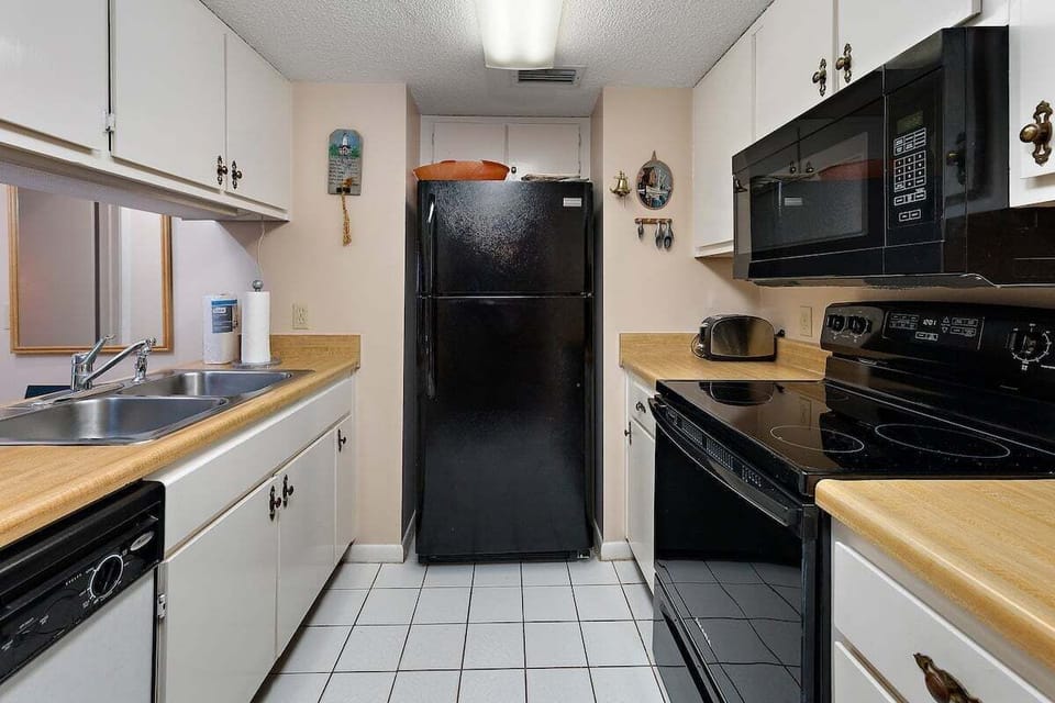 Shipwatch 110 - Kitchen with appliances