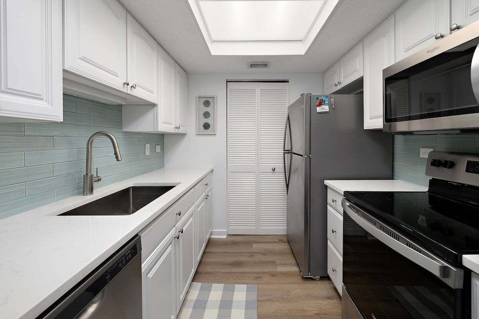Beach Club 106 - Updated Galley Style Kitchen