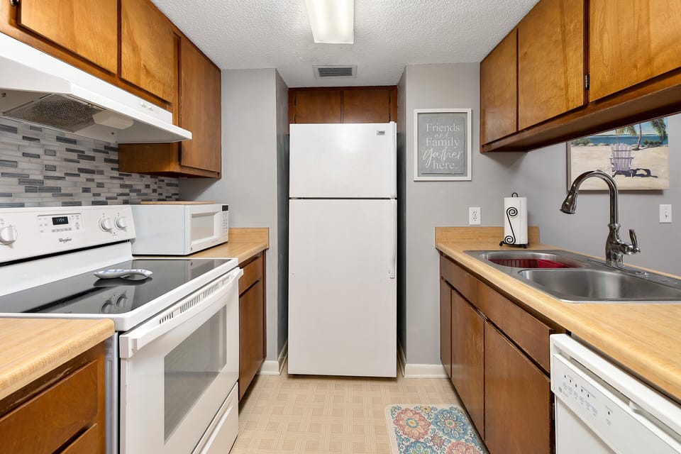 Shipwatch 211 - Kitchen area with appliances