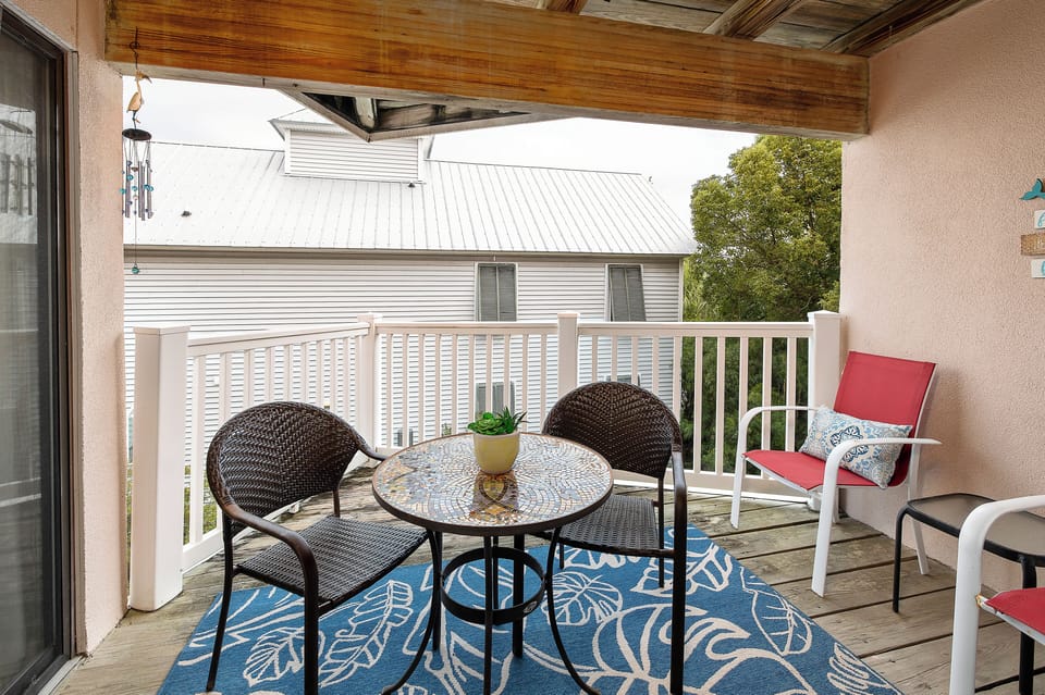 Shipwatch 211 - Balcony with patio furniture