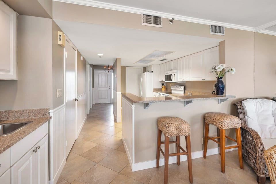 North Breakers 503 - Breakfast bar and kitchen