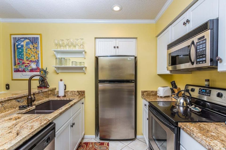 Shipwatch 306 - Kitchen area with stainless steel appliances