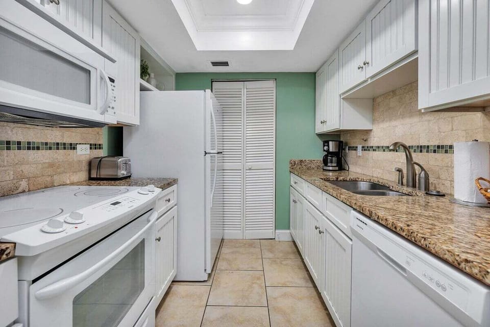 Beach Club 414 - Kitchen