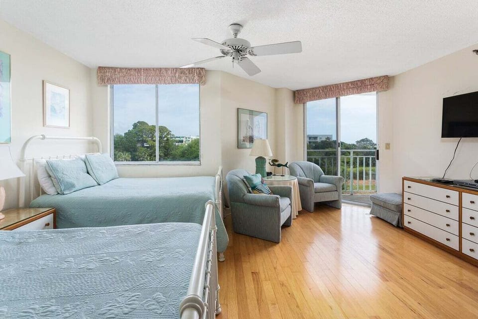 North Breakers 412 - Guest Bedroom with two full beds