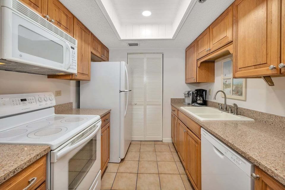 Beach Club 137 - Galley Style Kitchen