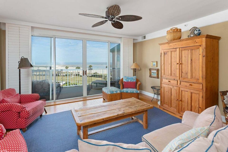 Saint Simons Grand 304 - Living Space