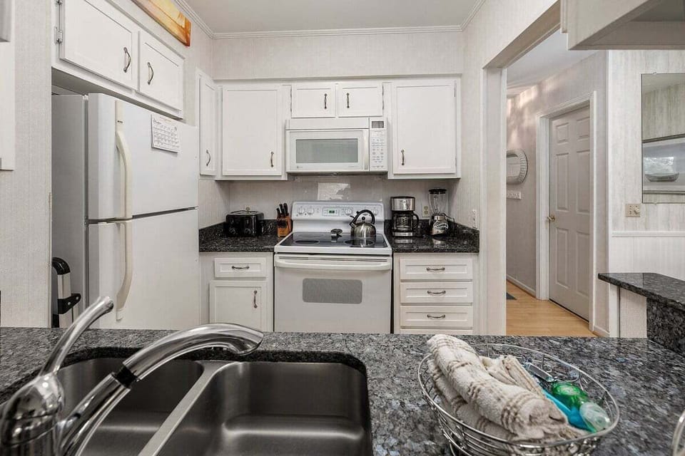 Shipwatch 302 - Kitchen with appliances