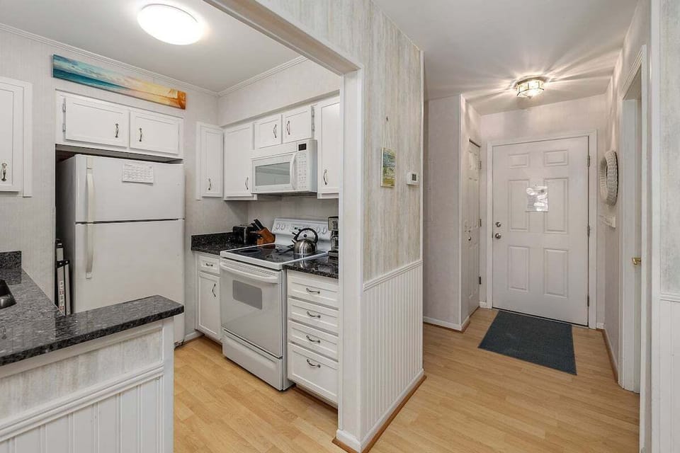 Shipwatch 302 - Kitchen and foyer to the front door
