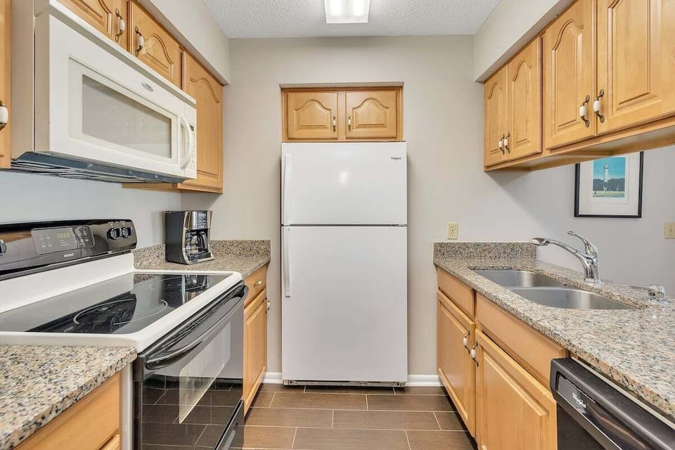 Shipwatch 305 - Kitchen with appliances