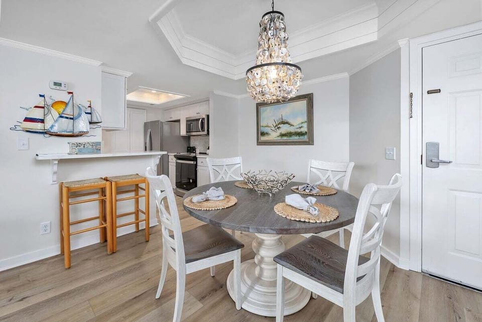 Beach Club 404 - Dining Space