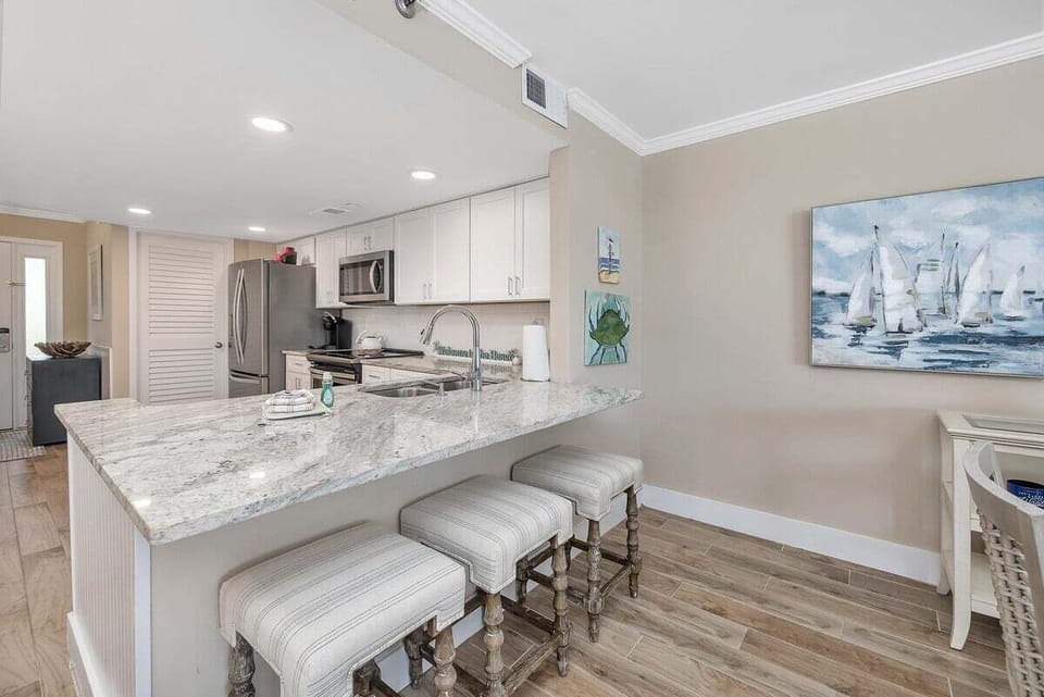 North Breakers 302 - Breakfast Bar Open to Kitchen and Dining