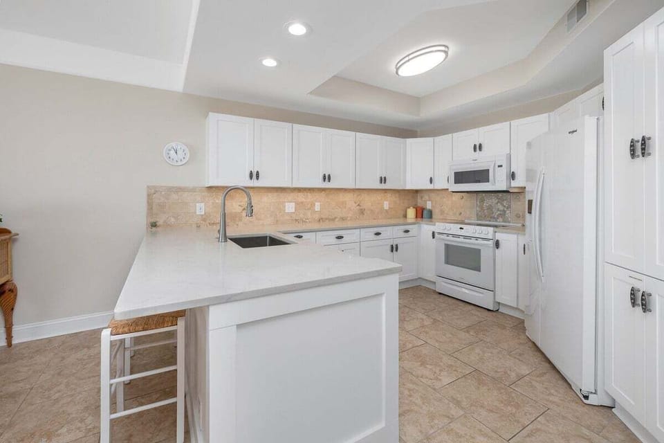 Saint Simons Grand 226 - Open Concept Fully Renovated Kitchen