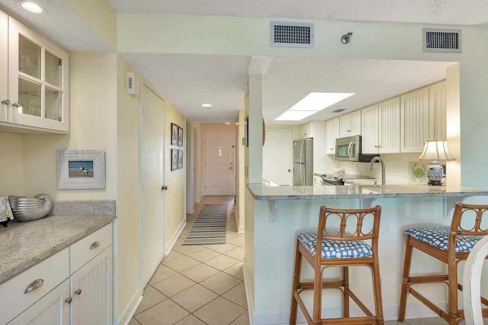 North Breakers 502 - Breakfast bar and hallway entrance