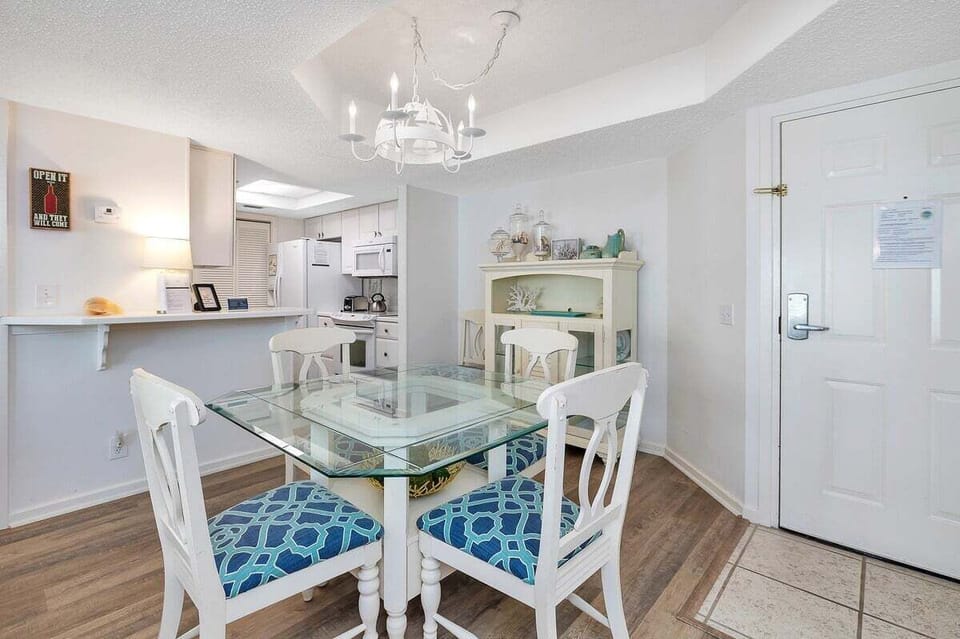 Beach Club 217 - Open Concept Dining Space