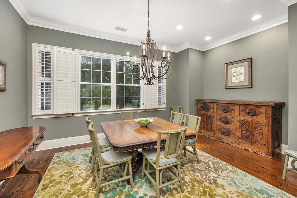Dining nook with seating for six