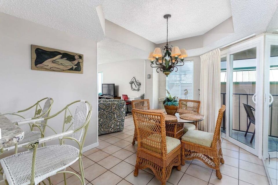 Beach Club 430 - Dining Space