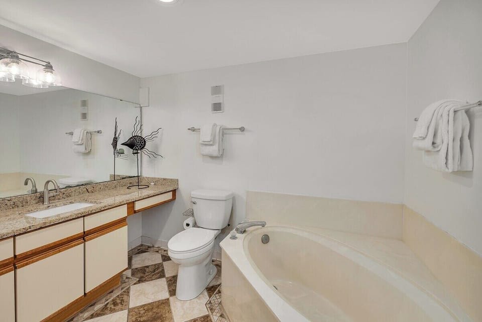 Beach Club 429 - Primary Bathroom