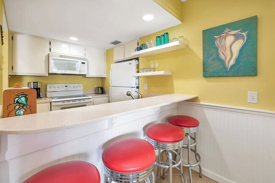 Shipwatch 215 - Breakfast Bar Open to Kitchen