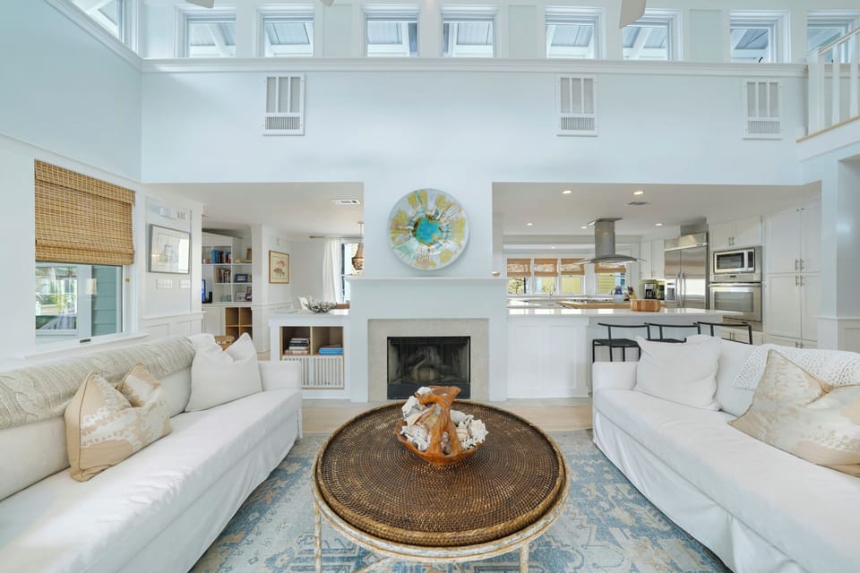 BEAUTIFUL AIRY LIVING AREA