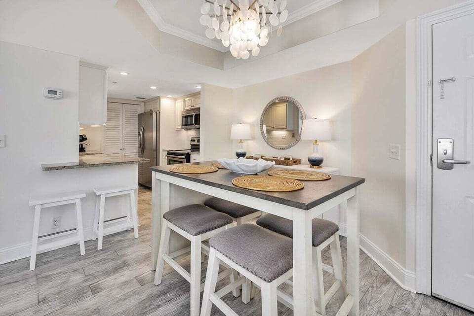 Beach Club 323 - Dining Space
