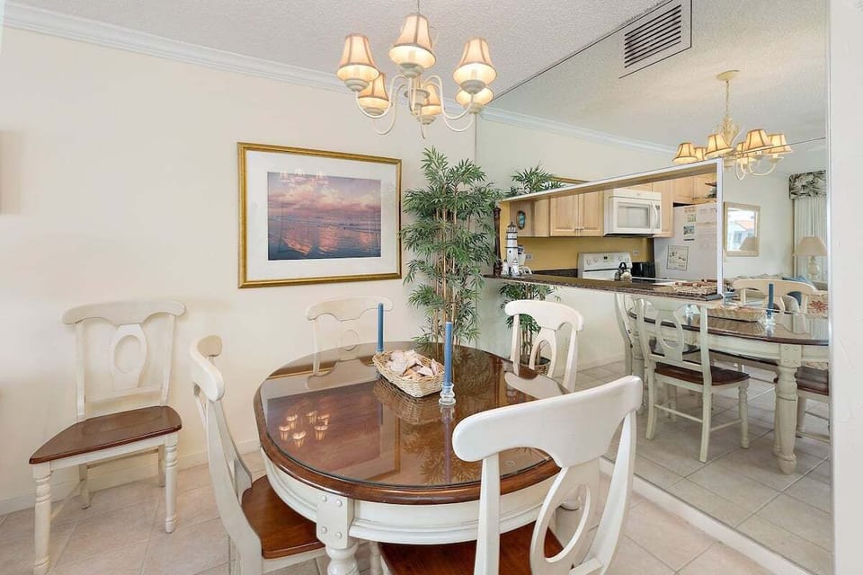 Beach Club 419 - Dining Space