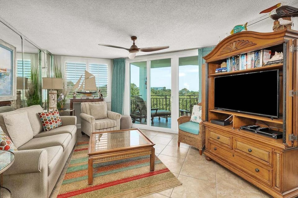 North Breakers 410 - Living room with patio access