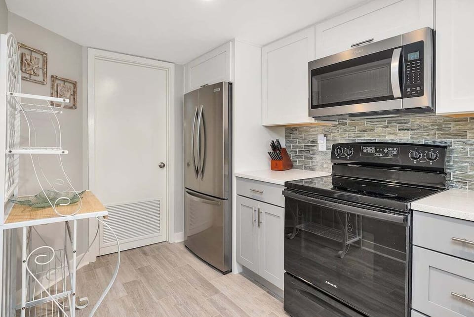 North Breakers 403 - Kitchen with stainless appliances