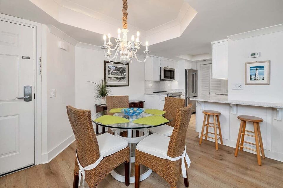 Beach Club 412 - Open Concept Dining Space