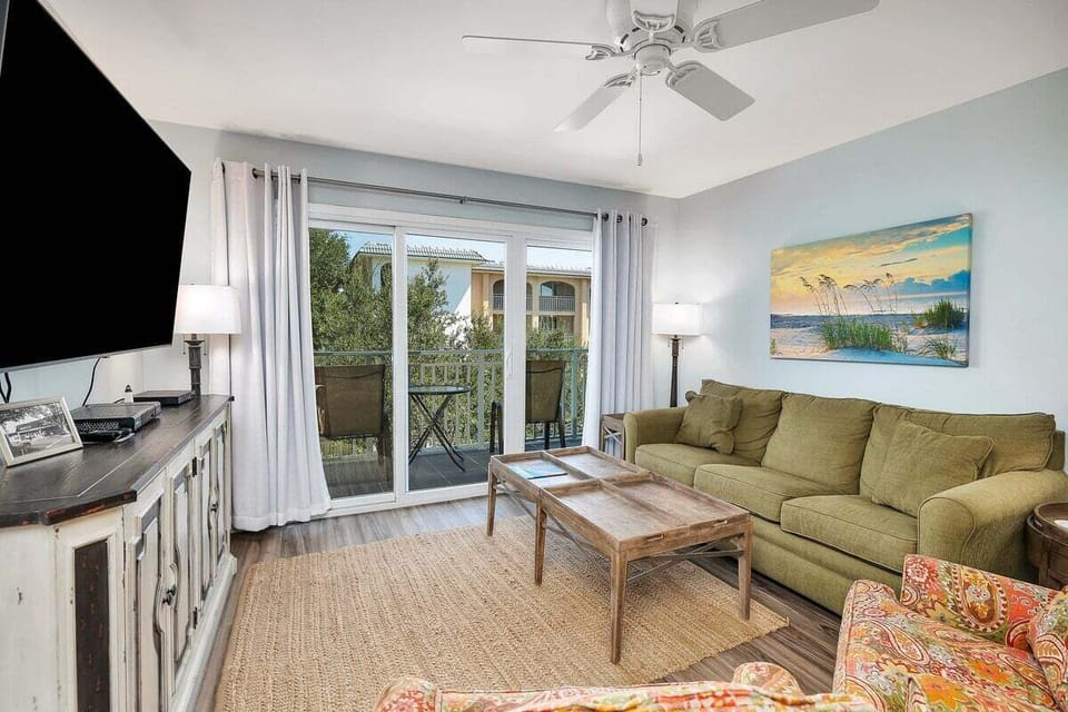 Beach Club 302 - Spacious Living Room