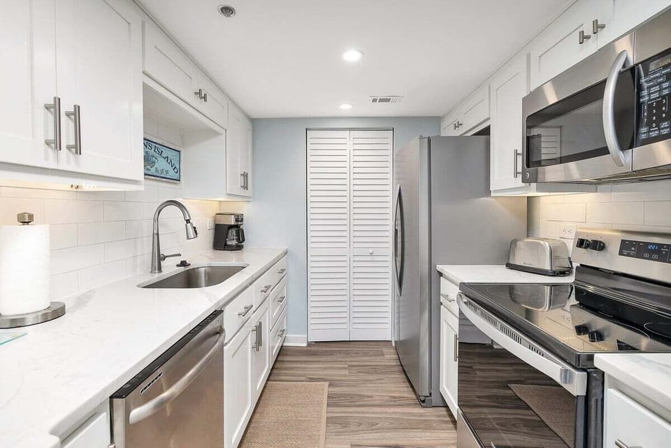 Beach Club 302 - Bright Modern Kitchen