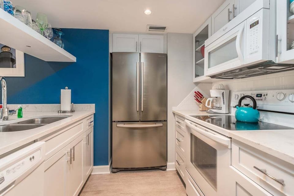 Shipwatch 206 - Kitchen with appliances